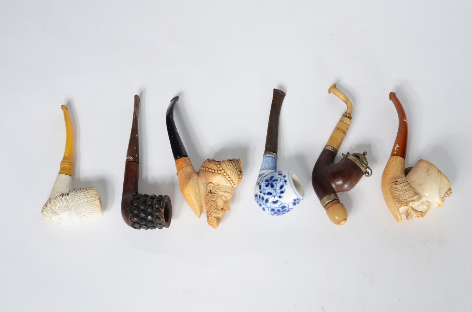 Conjunto com 6 cachimbos de diversas procedências com suporte de... - foto 8 de 10