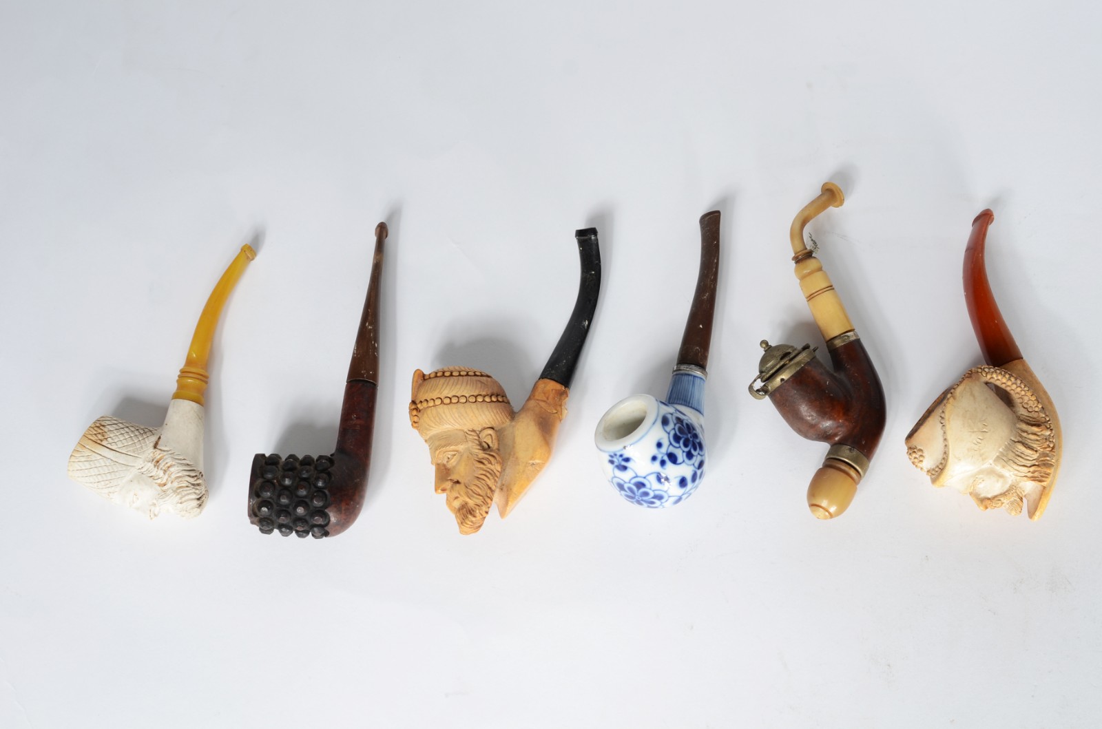 Conjunto com 6 cachimbos de diversas procedências com suporte de... - foto 9 de 10
