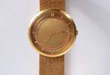 Boucheron,  - Relógio francês Boucheron feminino de pulso com caixa e pulseira de ouro 18 k, modelo 908-247. Mostrador em ouro com numerais de pontos dourados em re