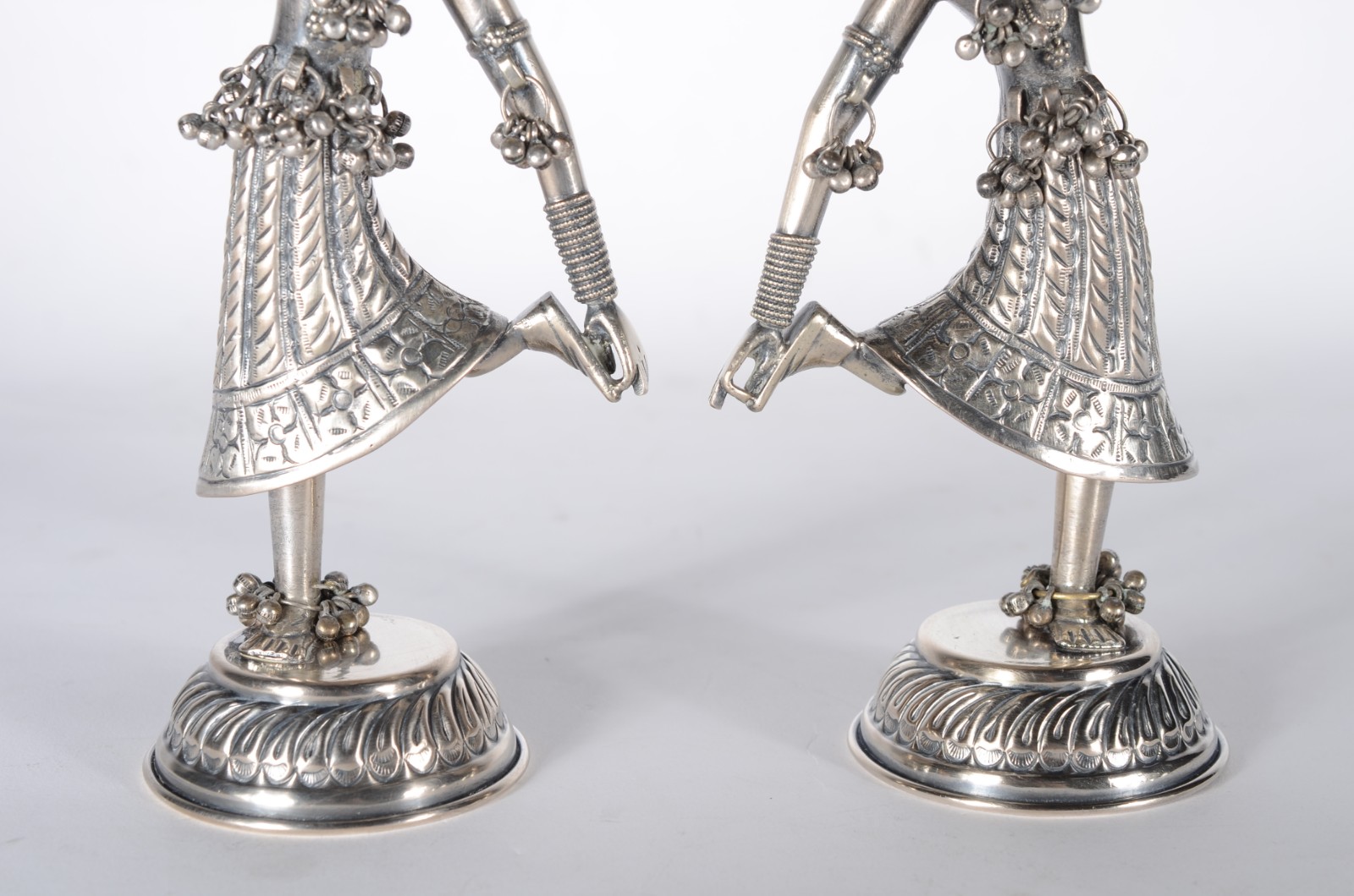 Par de esculturas de prata representando "dançarinas indianas". Peso... - foto 3 de 8