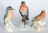 Rosenthal (1907),  - Três pequenas estatuetas representando pássaros de porcelana alemã policromada. Marcas Rosenthal, Kunstabteilung e ENS.