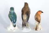 Rosenthal (1907),  - Três pequenas estatuetas representando pássaros de porcelana alemã policromada. Marcas Rosenthal, Kunstabteilung e ENS.