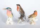 Rosenthal (1907),  - Três pequenas estatuetas representando pássaros de porcelana alemã policromada. Marcas Rosenthal, Kunstabteilung e ENS.