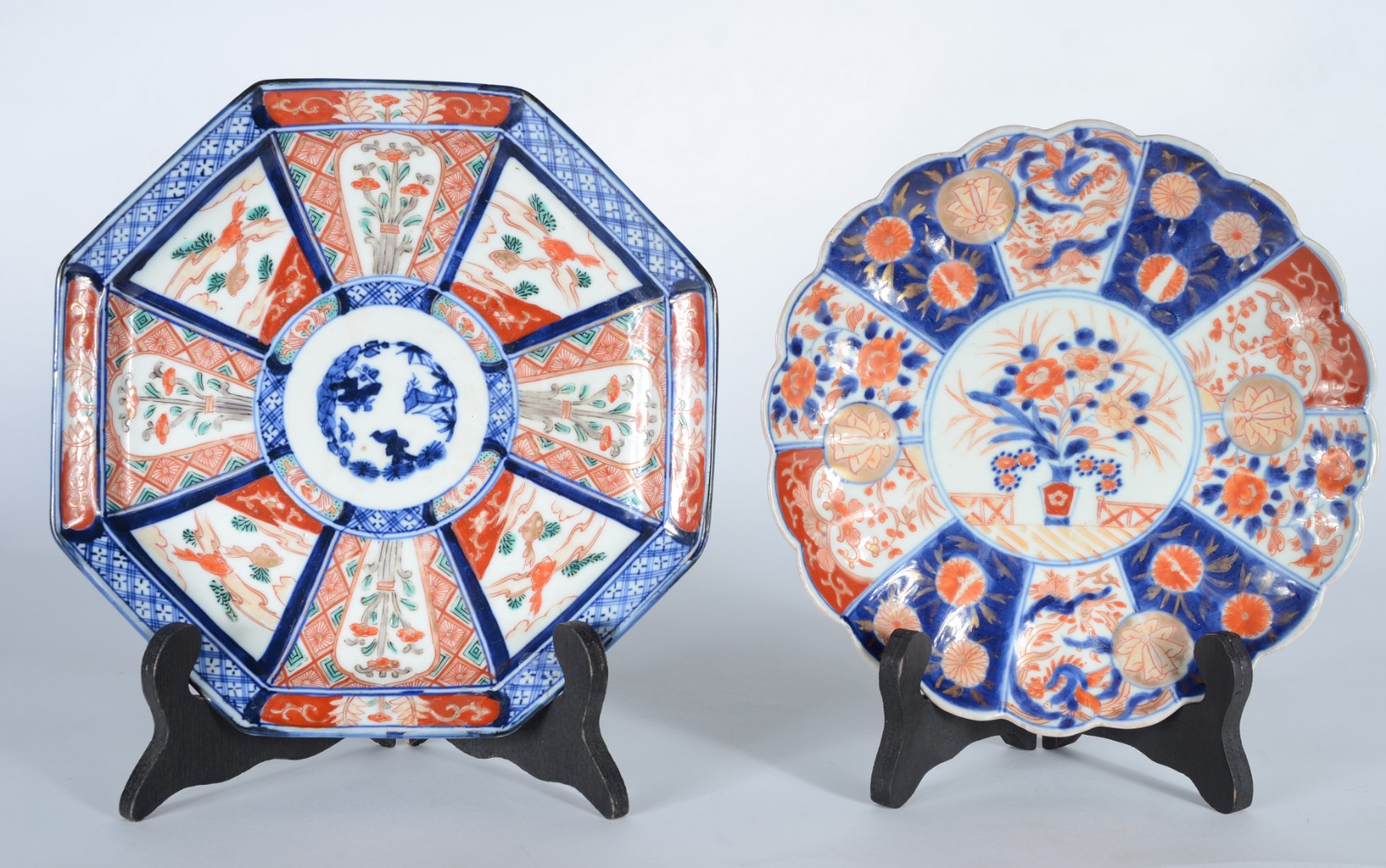 Dois pratos de porcelana japonesa Imari. Dois com restauro na borda. - foto 1 de 11