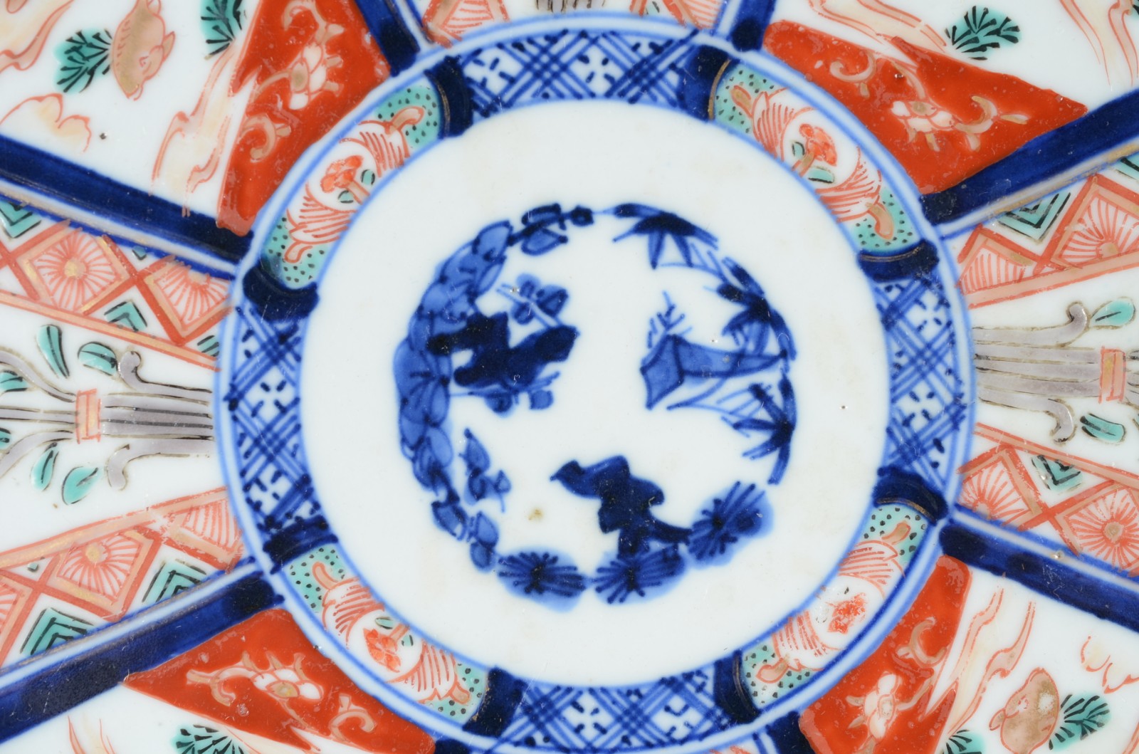 Dois pratos de porcelana japonesa Imari. Dois com restauro na borda. - foto 4 de 11