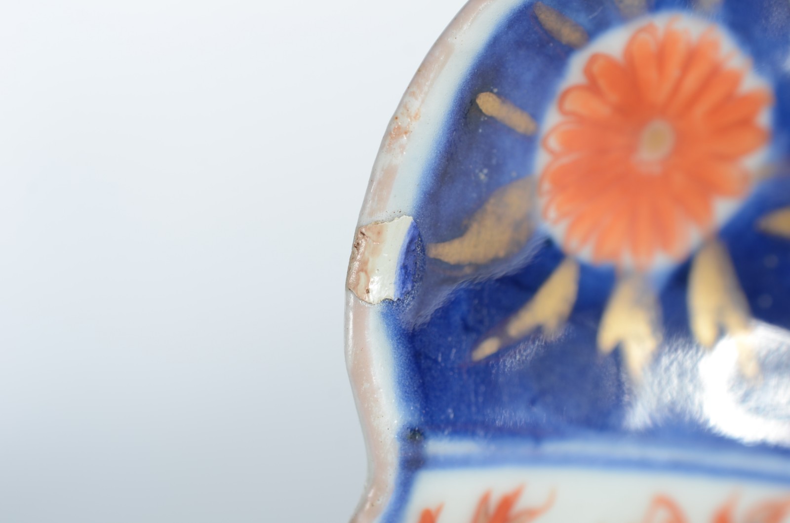 Dois pratos de porcelana japonesa Imari. Dois com restauro na borda. - foto 5 de 11