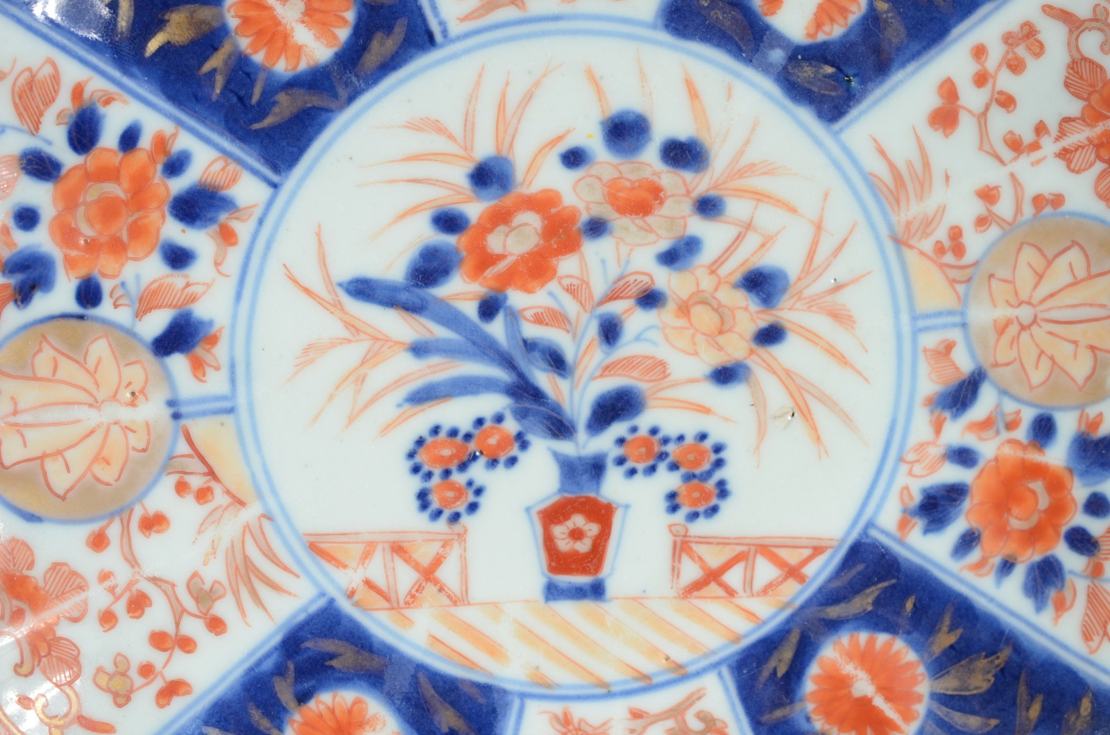 Dois pratos de porcelana japonesa Imari. Dois com restauro na borda. - foto 6 de 11