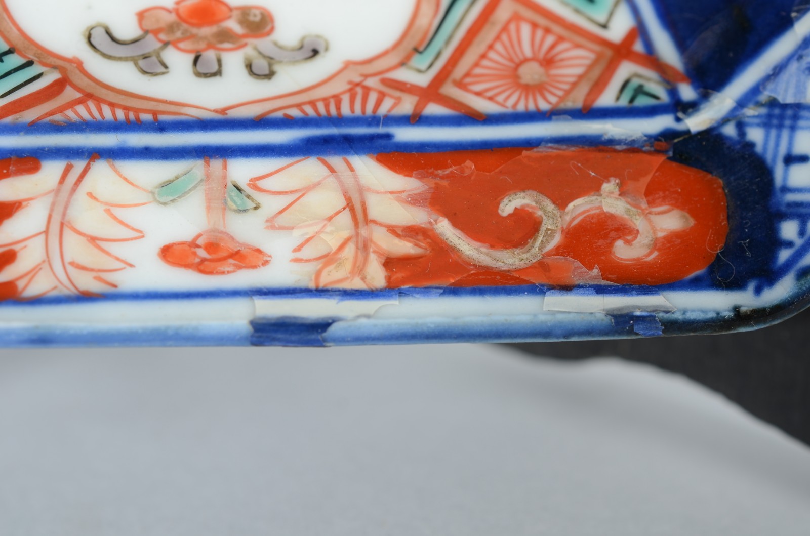 Dois pratos de porcelana japonesa Imari. Dois com restauro na borda. - foto 7 de 11