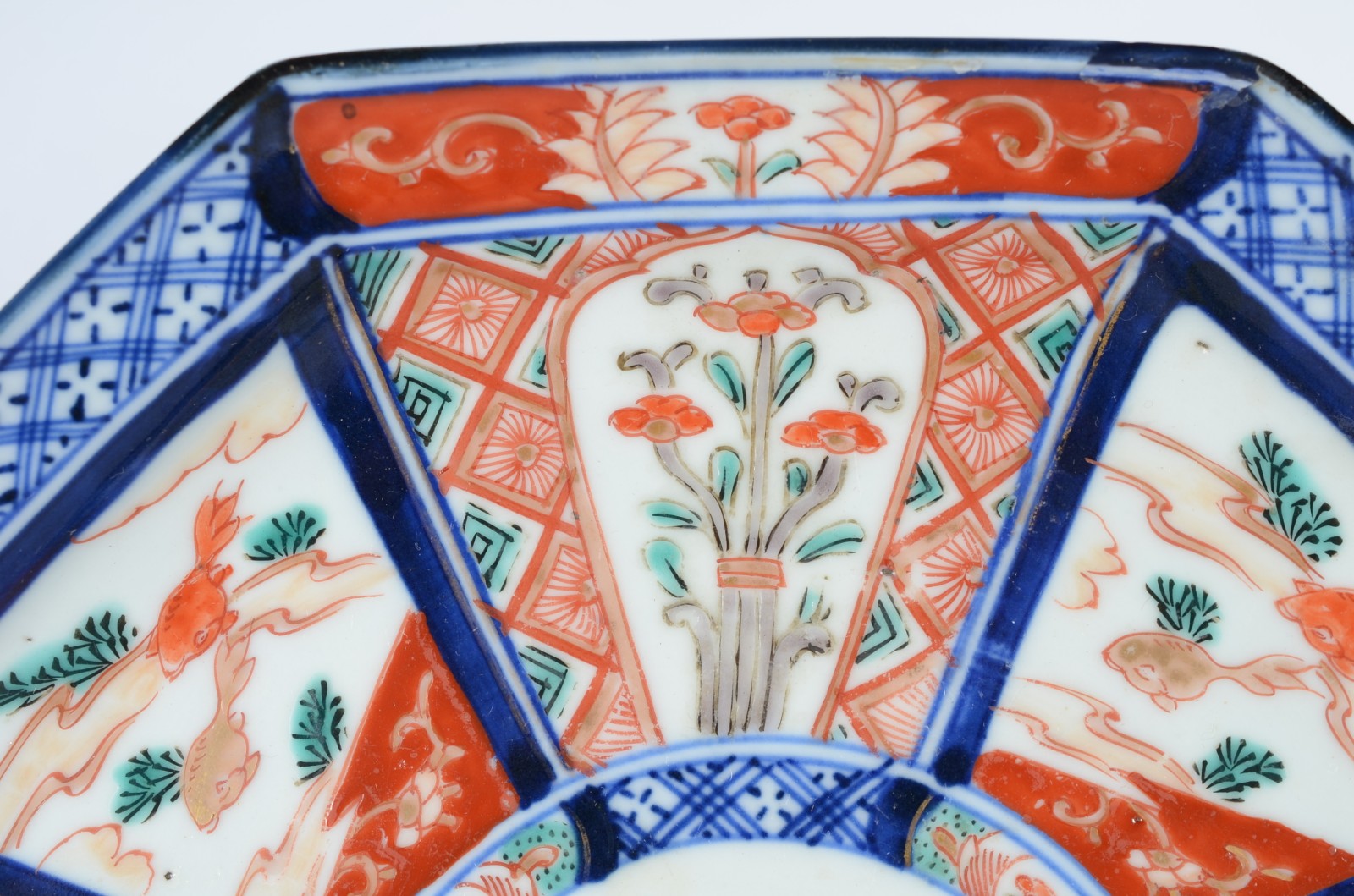 Dois pratos de porcelana japonesa Imari. Dois com restauro na borda. - foto 8 de 11