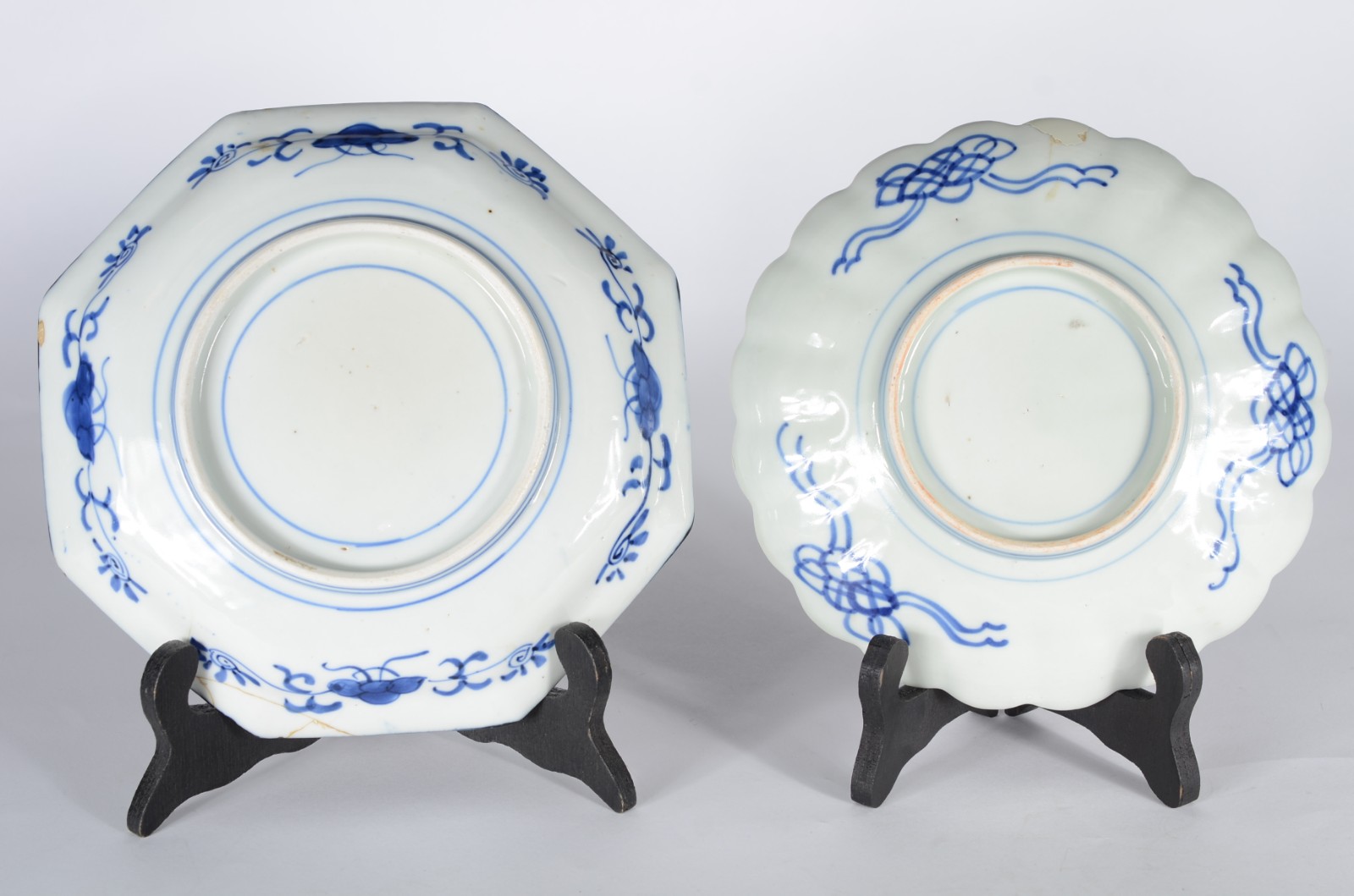 Dois pratos de porcelana japonesa Imari. Dois com restauro na borda. - foto 9 de 11