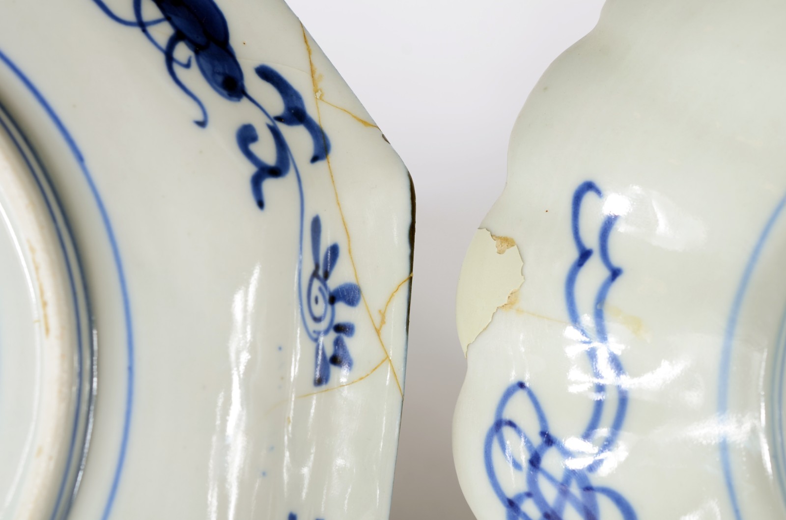 Dois pratos de porcelana japonesa Imari. Dois com restauro na borda. - foto 10 de 11
