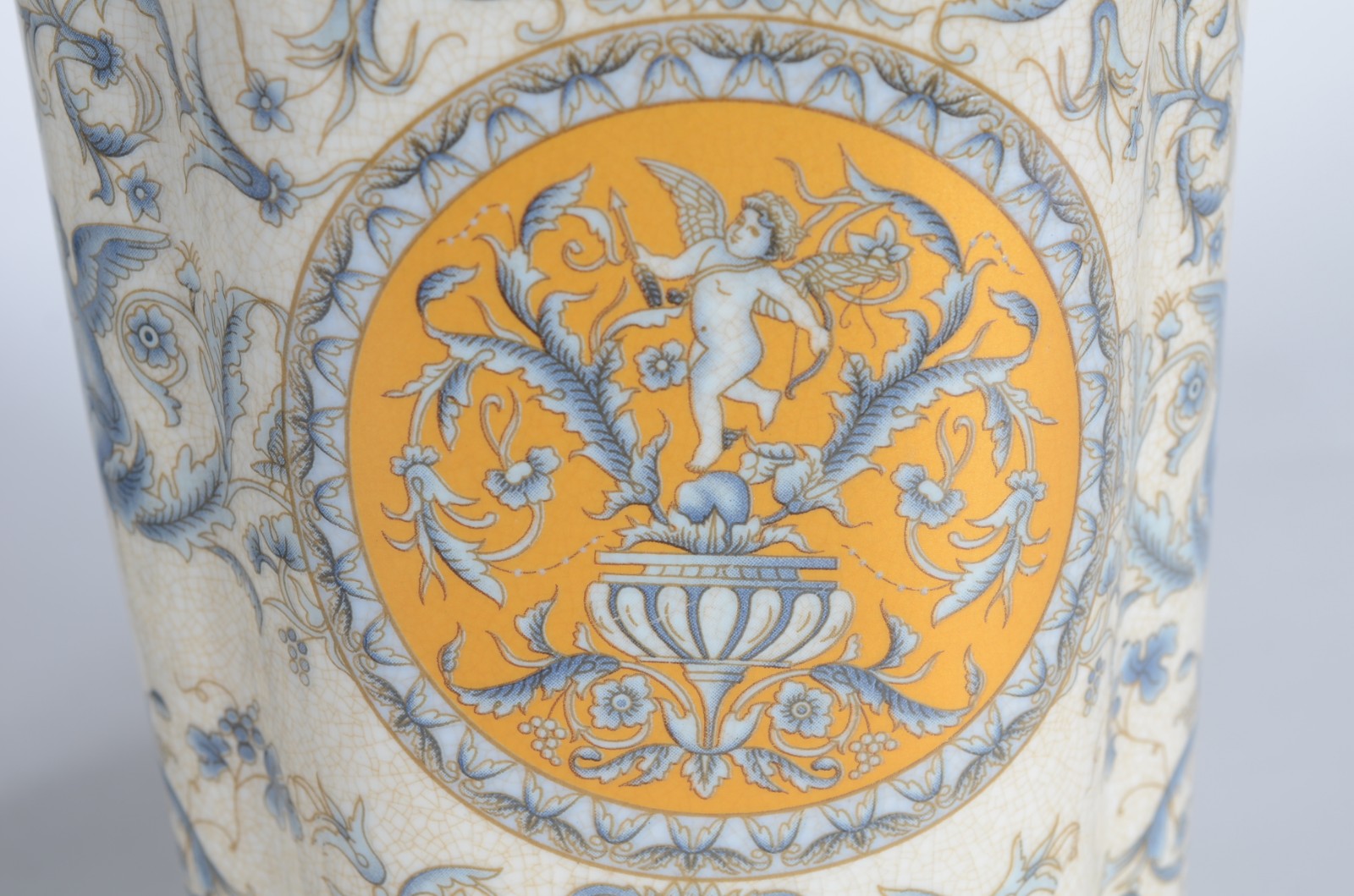 Par de vasos de faiança craquelê decoradas com guirlandas azuis... - foto 2 de 6