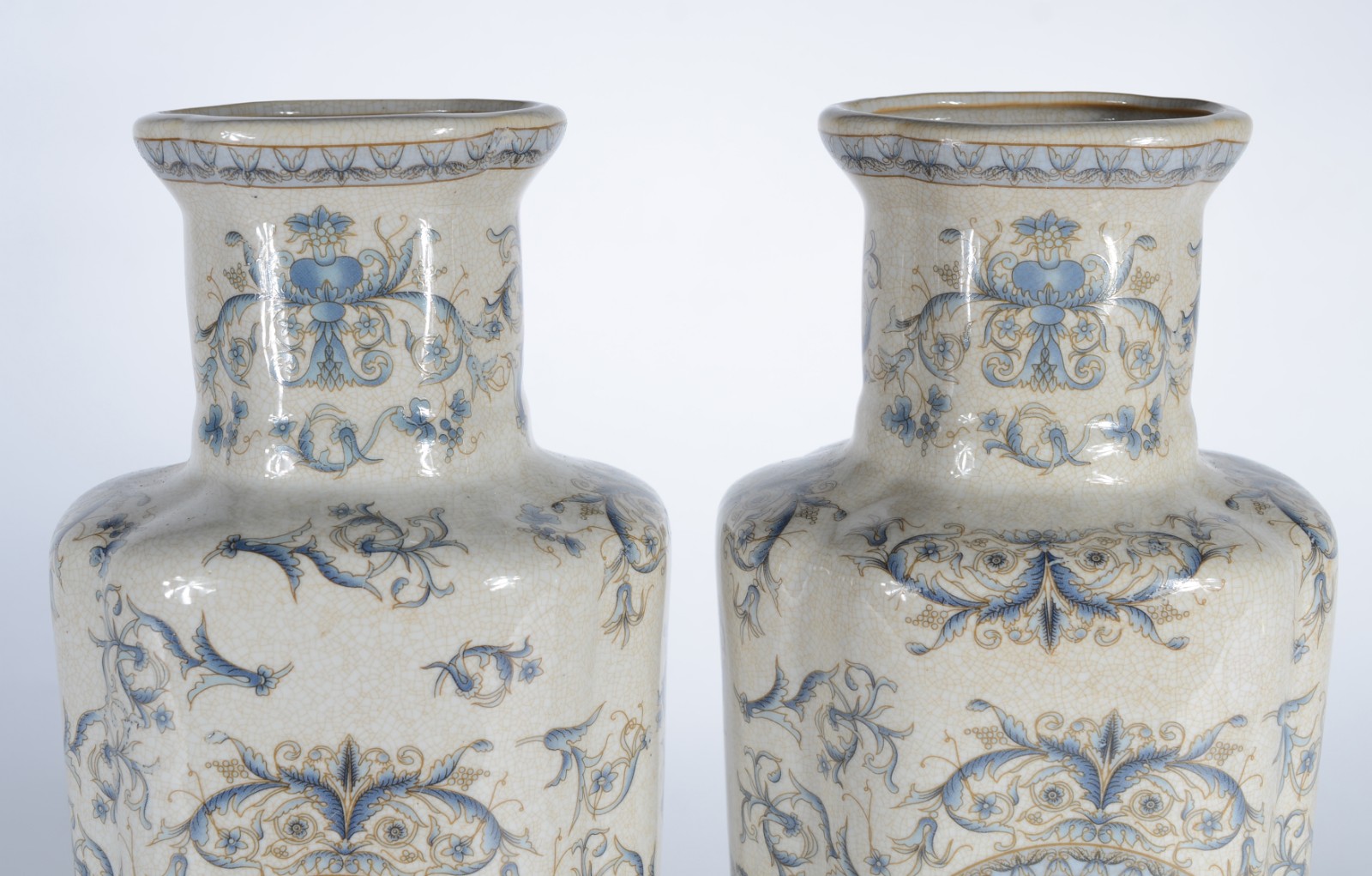 Par de vasos de faiança craquelê decoradas com guirlandas azuis... - foto 3 de 6