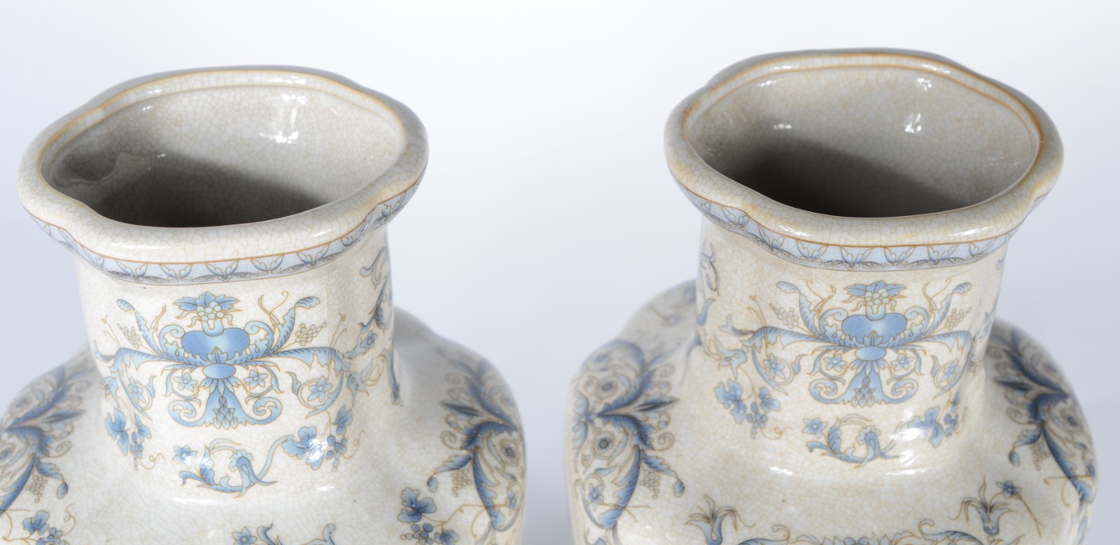 Par de vasos de faiança craquelê decoradas com guirlandas azuis... - foto 4 de 6