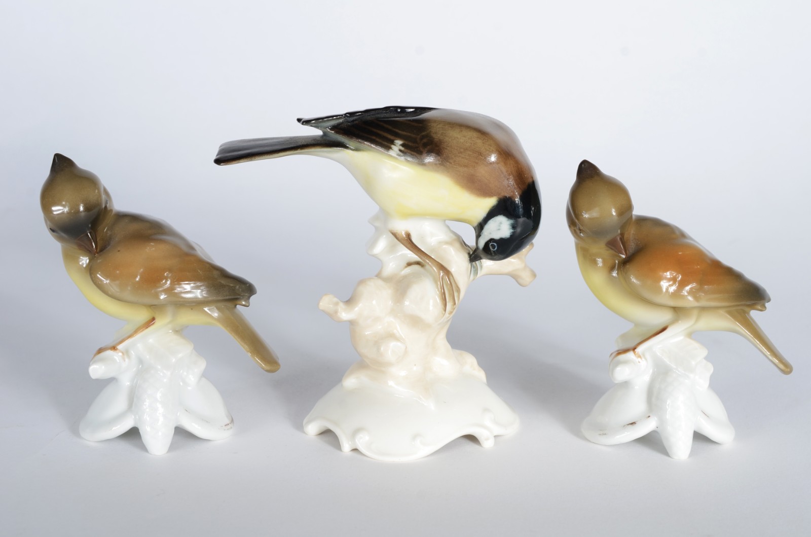 Três pássaros de porcelana alemã policromada. - foto 1 de 9