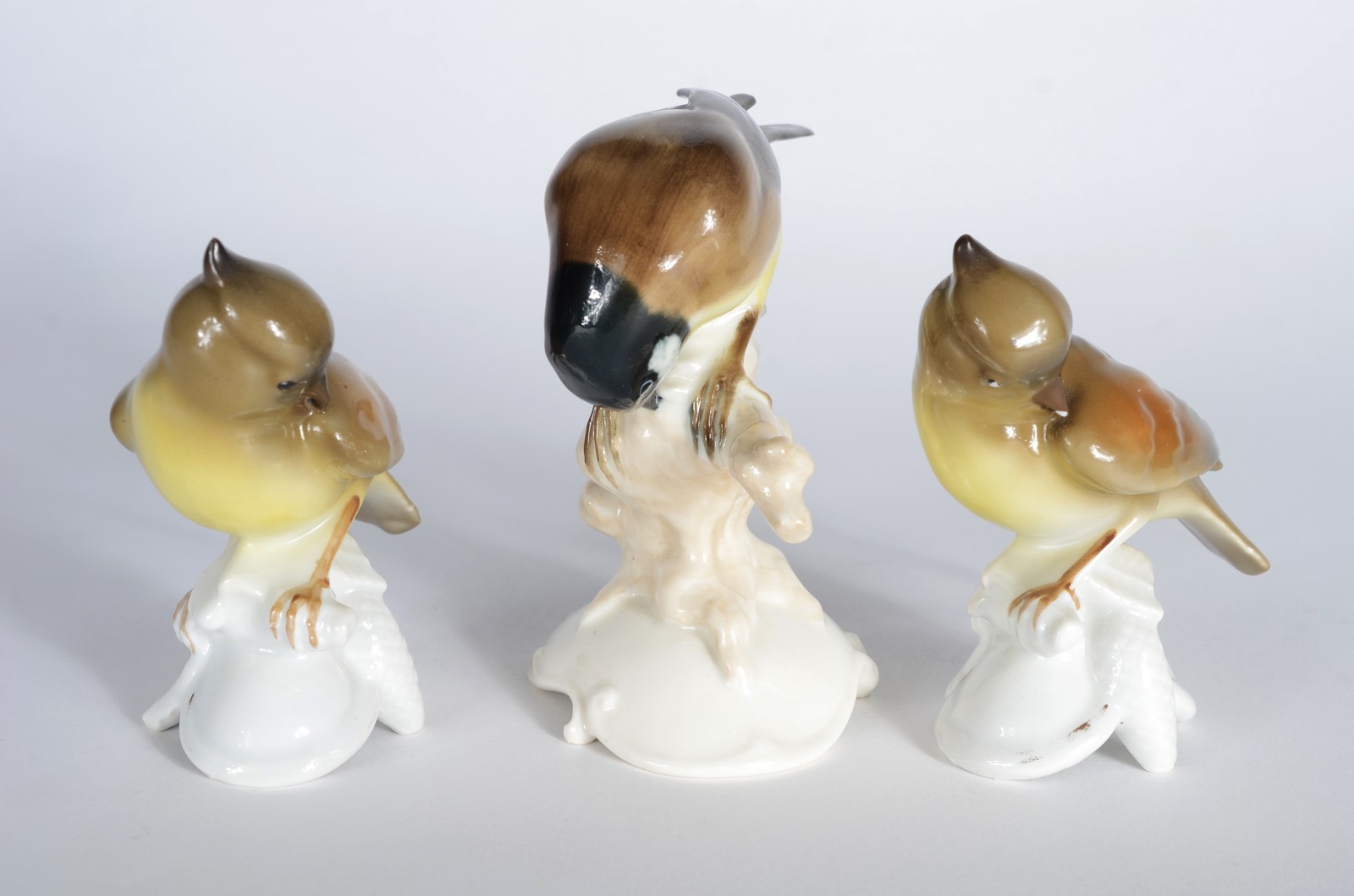 Três pássaros de porcelana alemã policromada. - foto 2 de 9