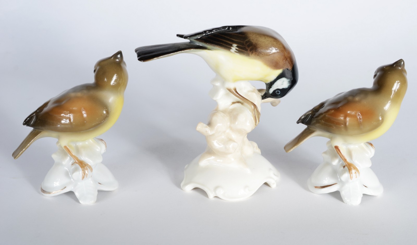 Três pássaros de porcelana alemã policromada. - foto 3 de 9