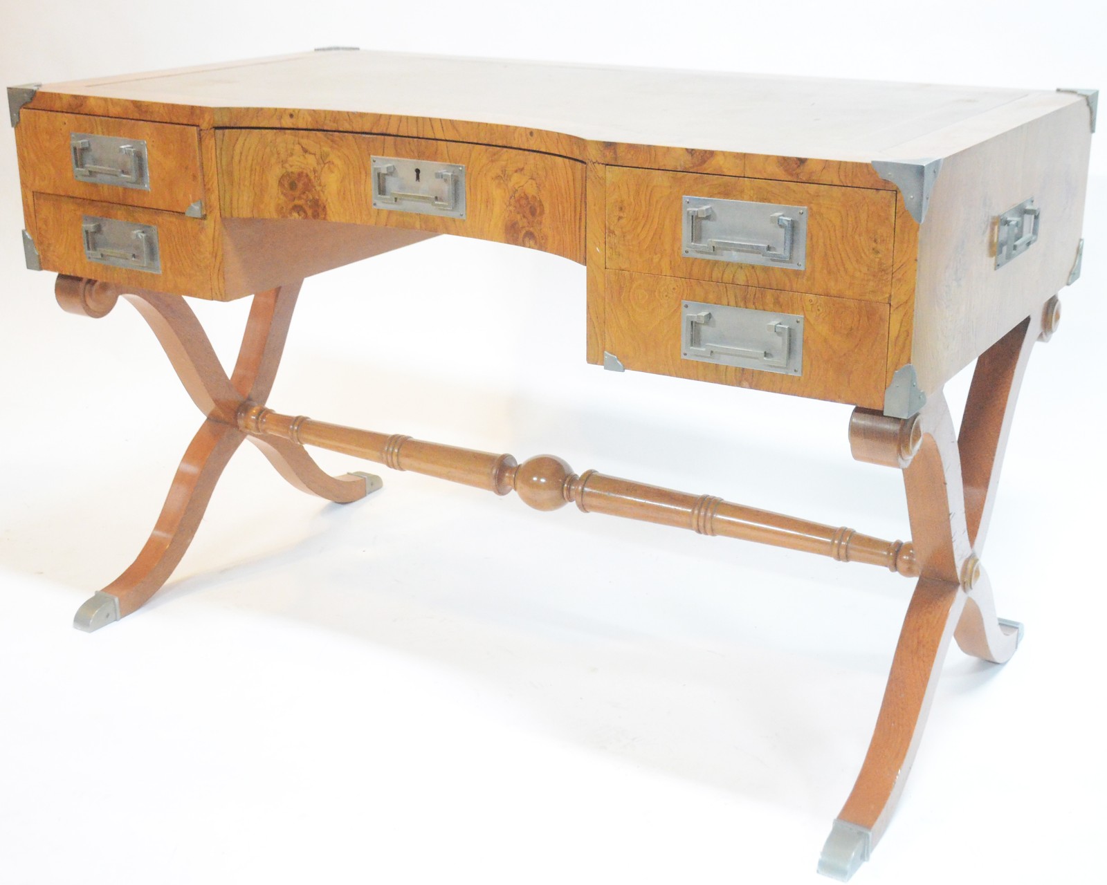 Mesa de escritório de madeira nobre, cinco gavetas com puxadores... - foto 1 de 11