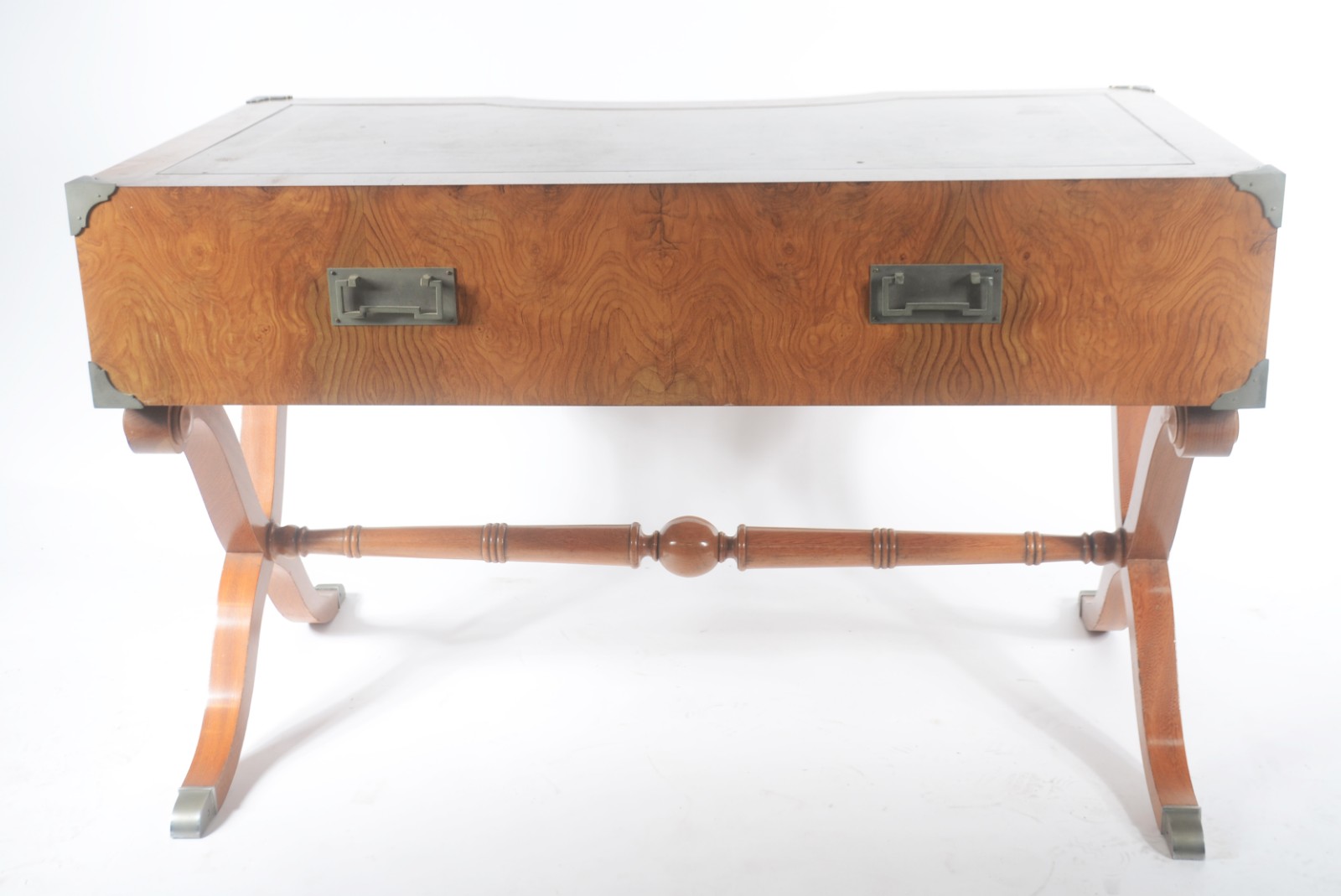 Mesa de escritório de madeira nobre, cinco gavetas com puxadores... - foto 10 de 11