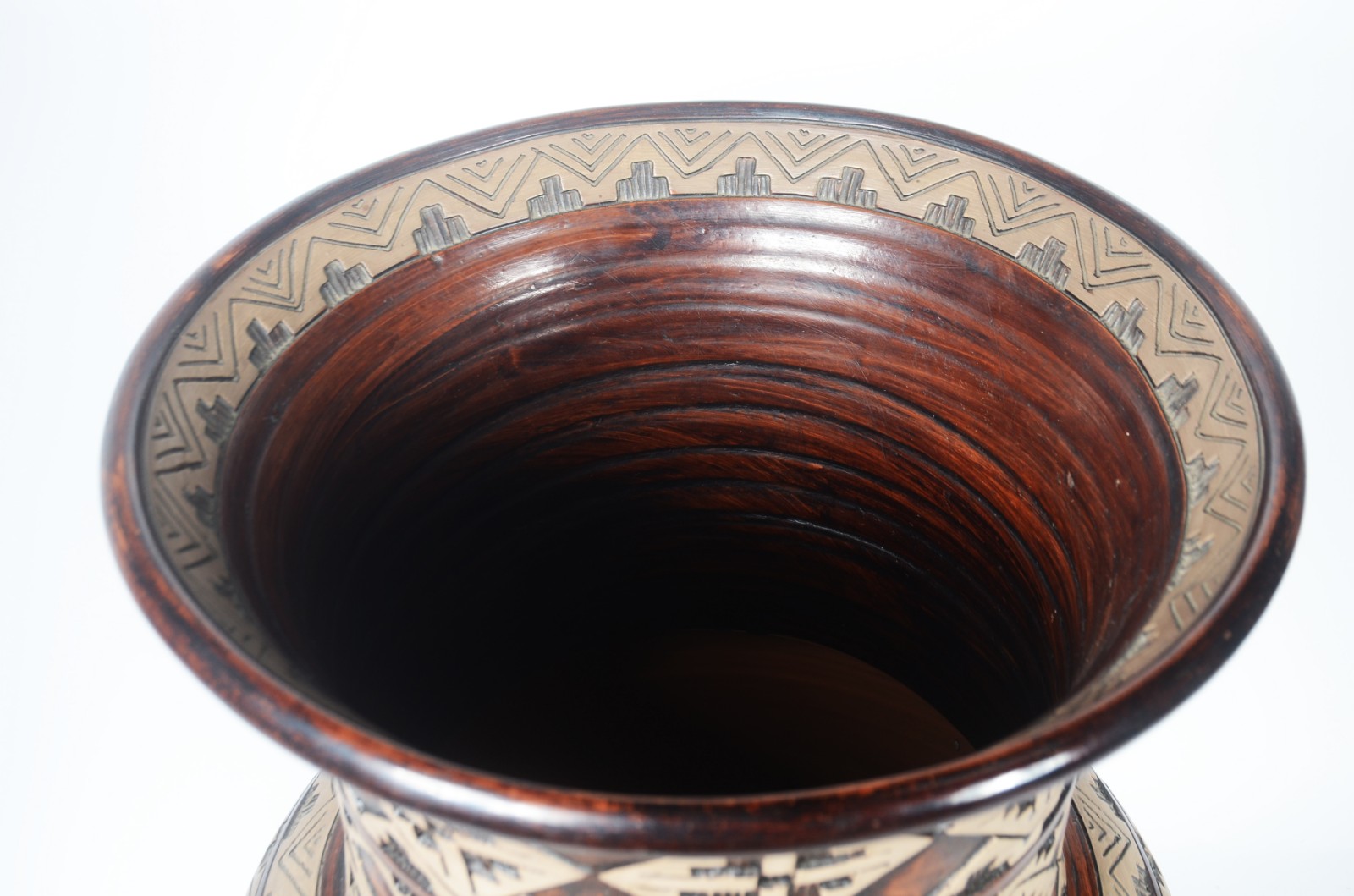 Grande vaso de cerâmica Marajoara. - foto 4 de 6