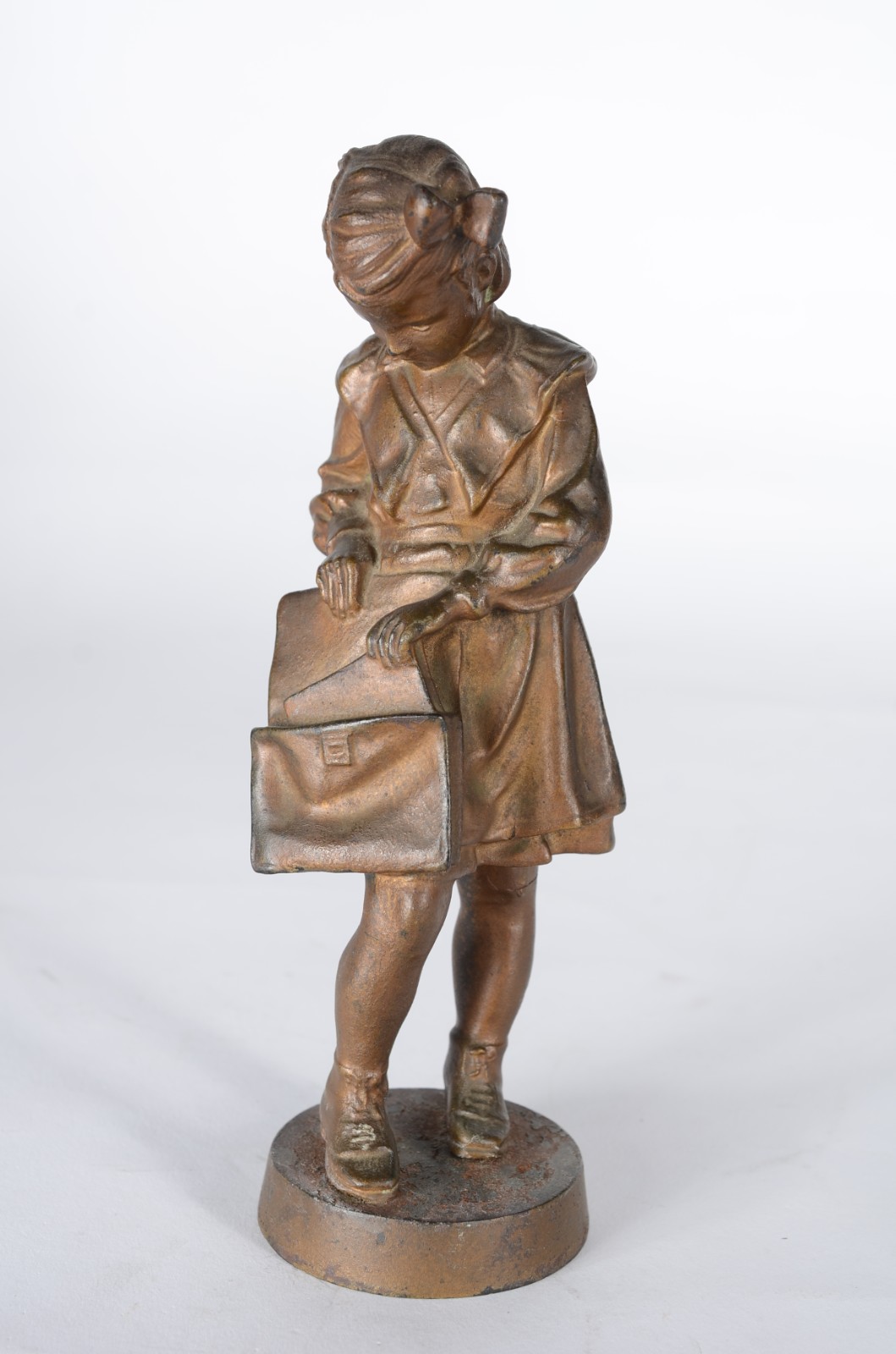 Escultura de bronze representando "estudante" russa com marcas na... - foto 1 de 8