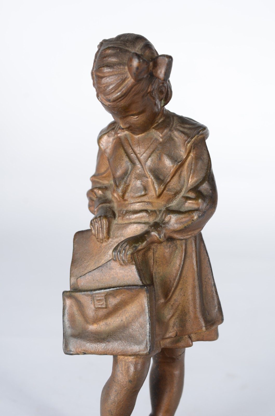 Escultura de bronze representando "estudante" russa com marcas na... - foto 2 de 8