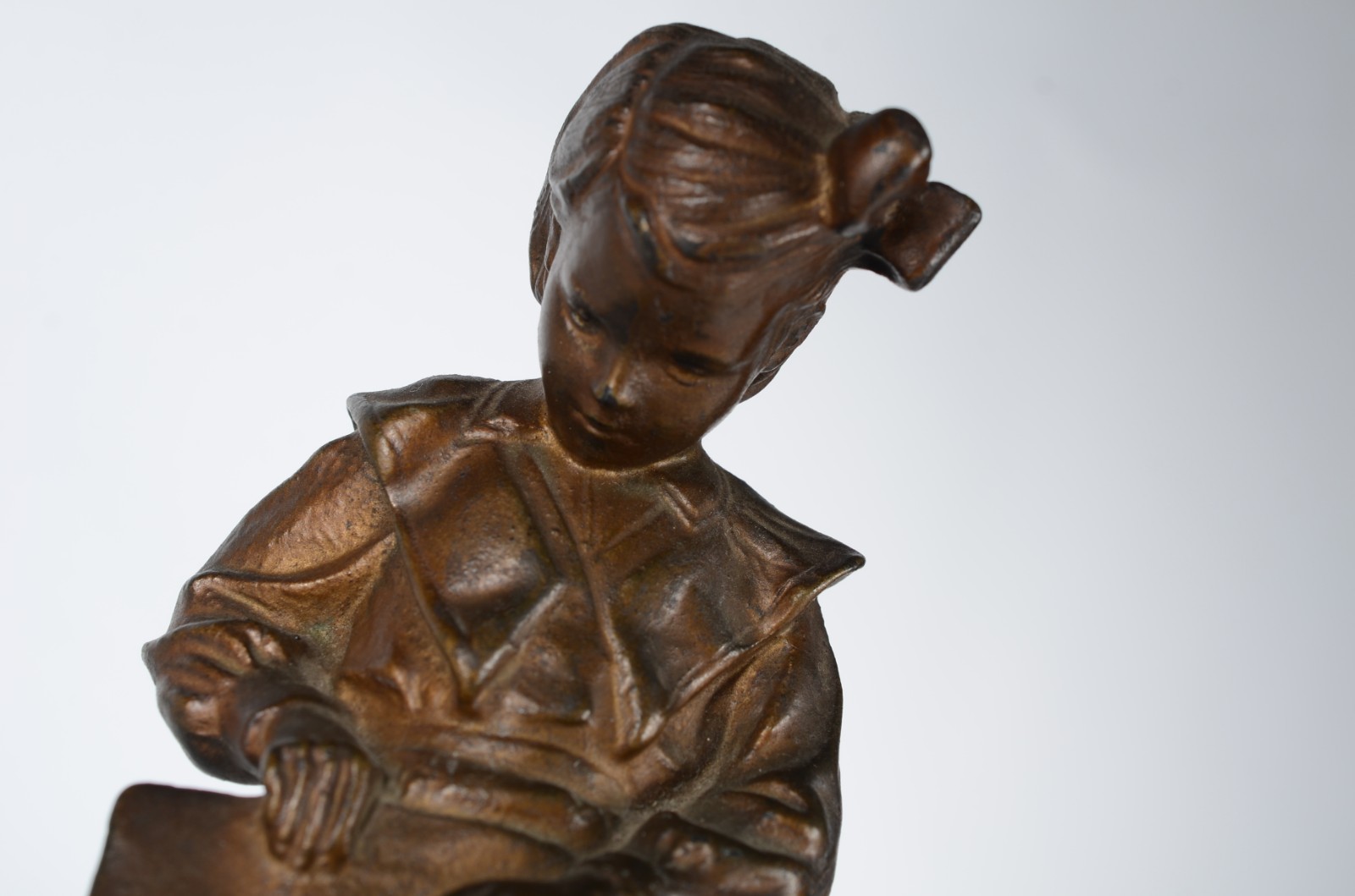 Escultura de bronze representando "estudante" russa com marcas na... - foto 3 de 8