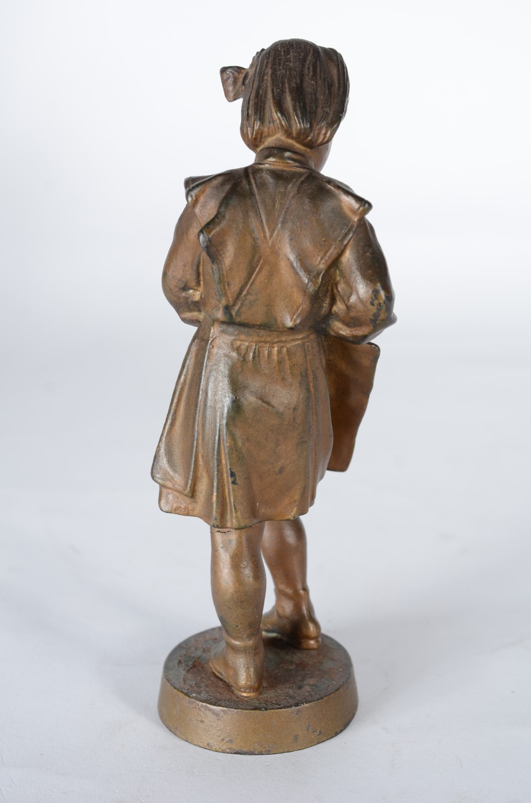 Escultura de bronze representando "estudante" russa com marcas na... - foto 4 de 8