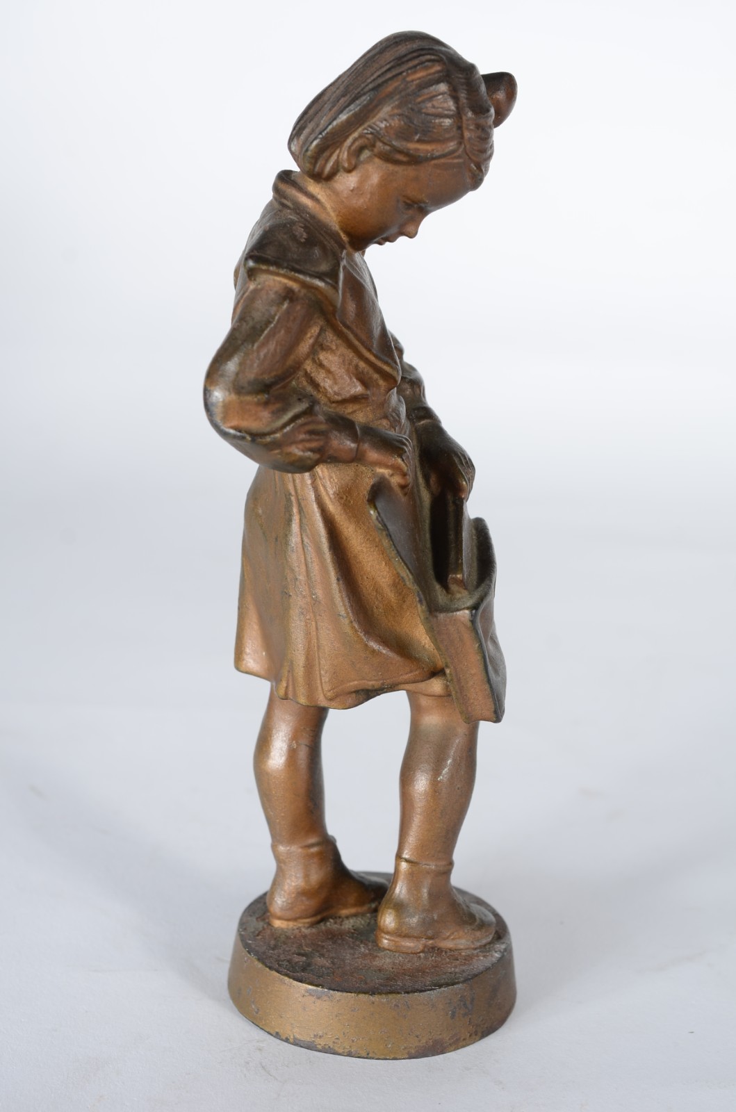Escultura de bronze representando "estudante" russa com marcas na... - foto 5 de 8