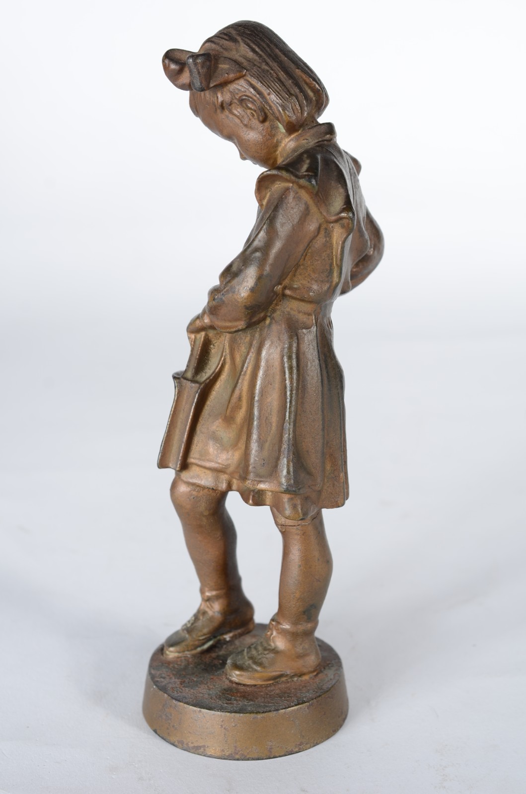 Escultura de bronze representando "estudante" russa com marcas na... - foto 6 de 8