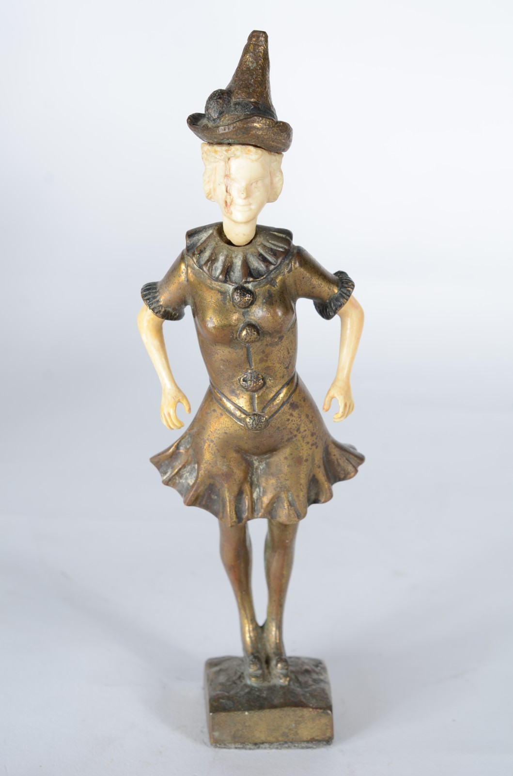 Escultura de bronze representando jovem de vestido e chapéu, detalhes... - foto 1 de 8