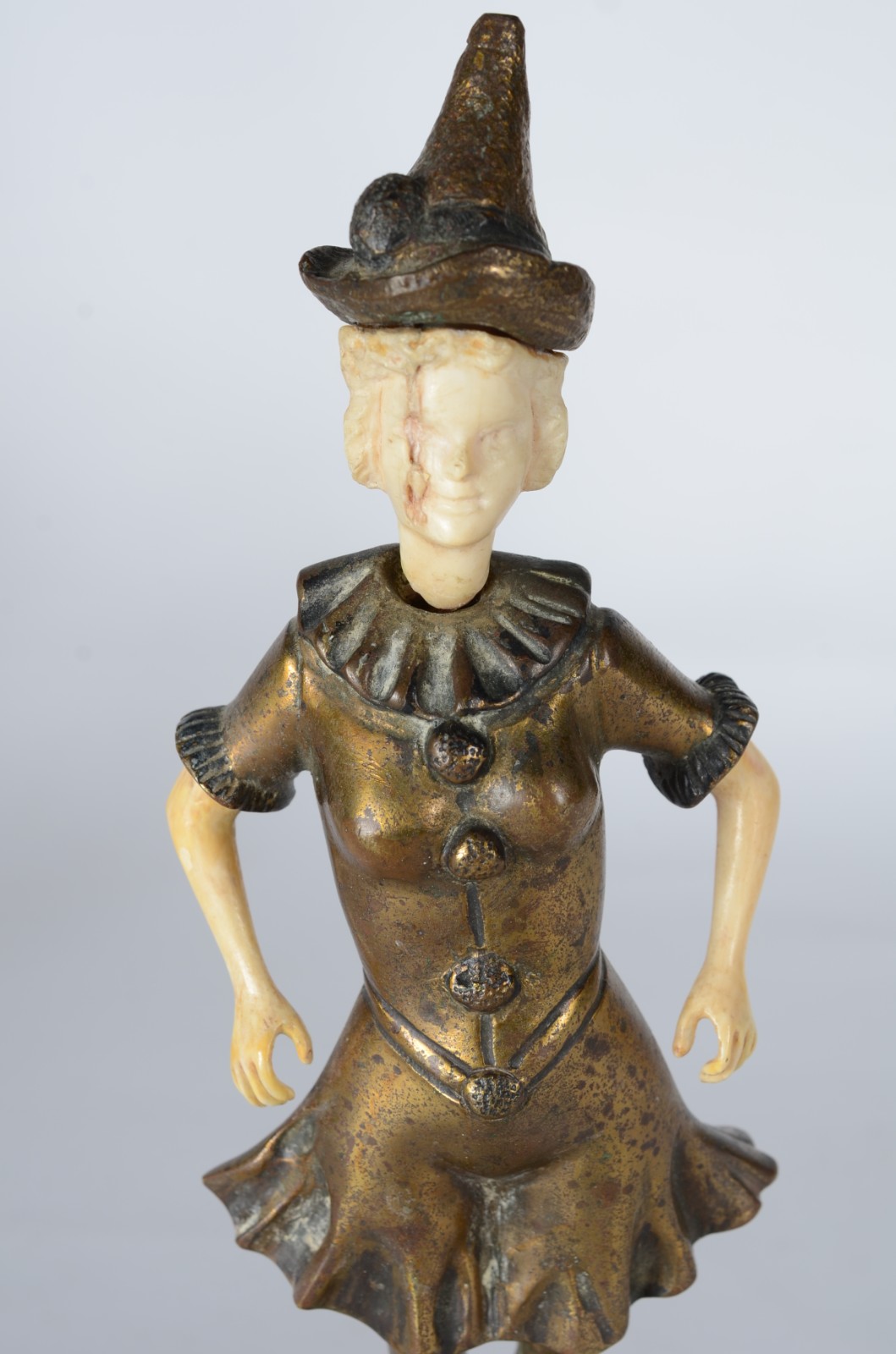 Escultura de bronze representando jovem de vestido e chapéu, detalhes... - foto 2 de 8
