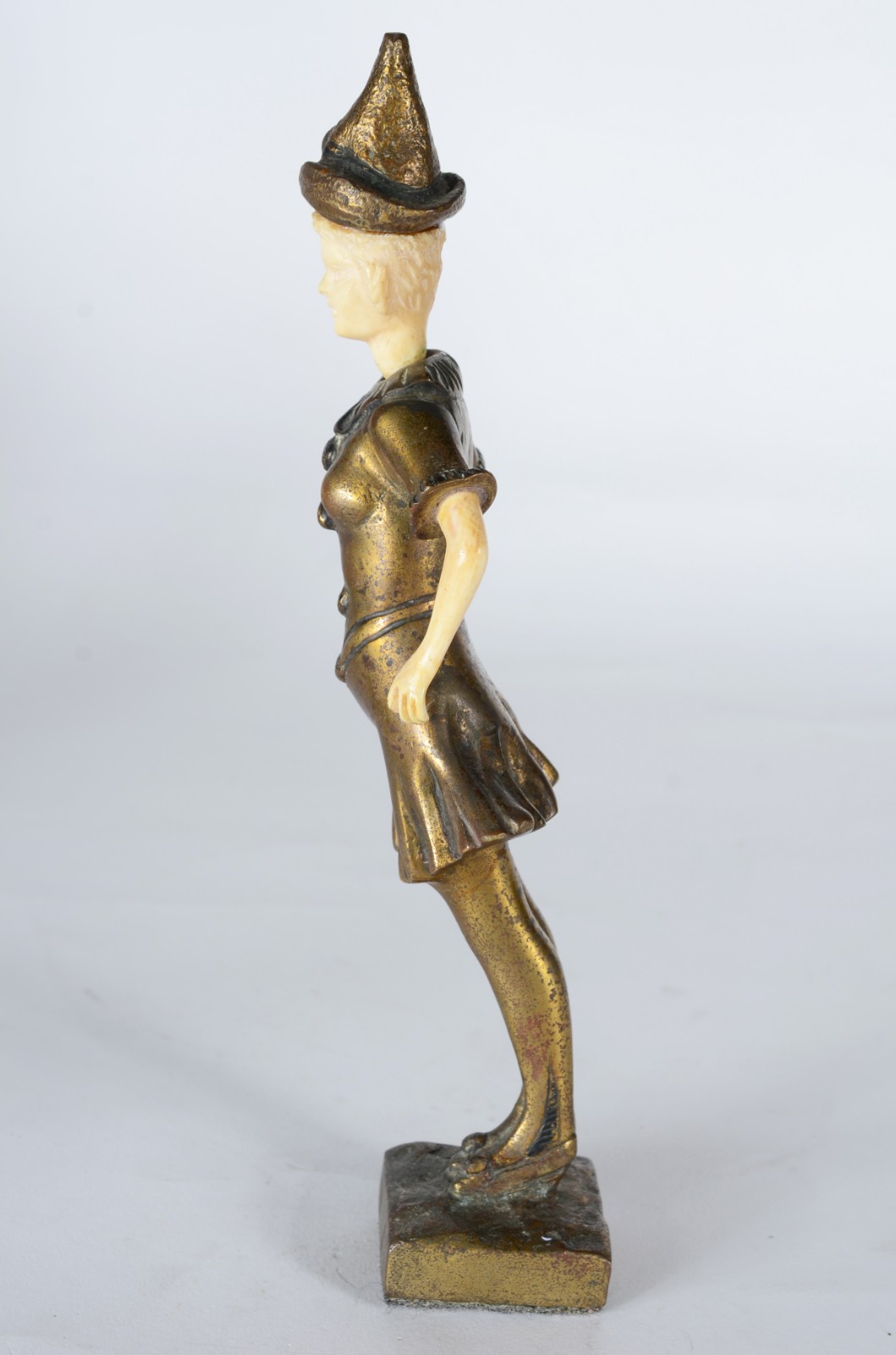 Escultura de bronze representando jovem de vestido e chapéu, detalhes... - foto 3 de 8