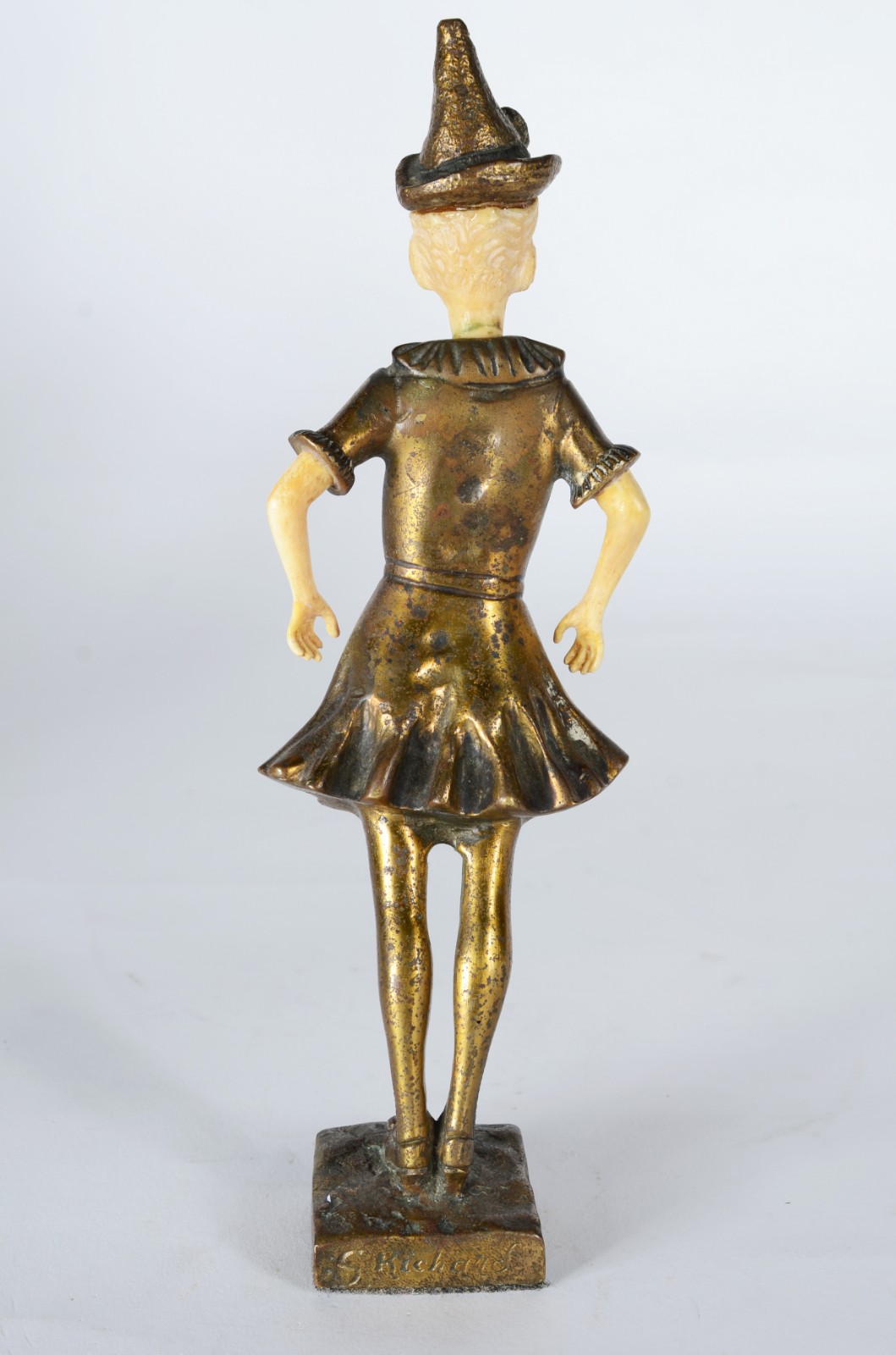 Escultura de bronze representando jovem de vestido e chapéu, detalhes... - foto 4 de 8