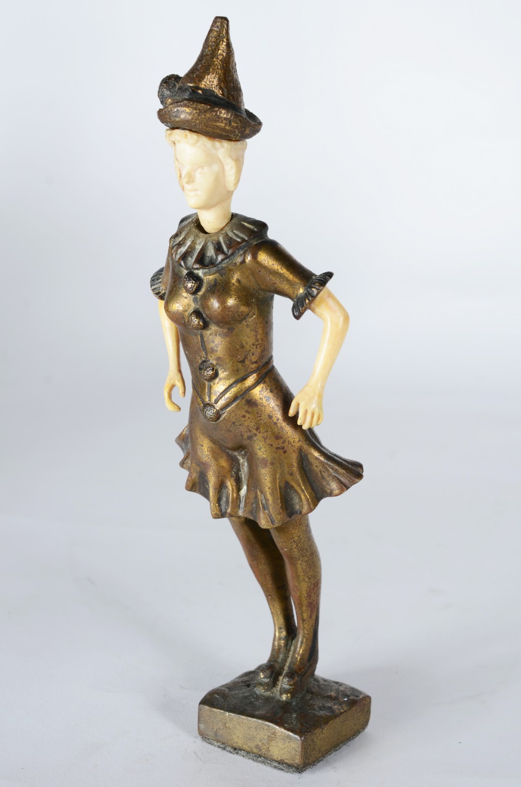Escultura de bronze representando jovem de vestido e chapéu, detalhes... - foto 5 de 8