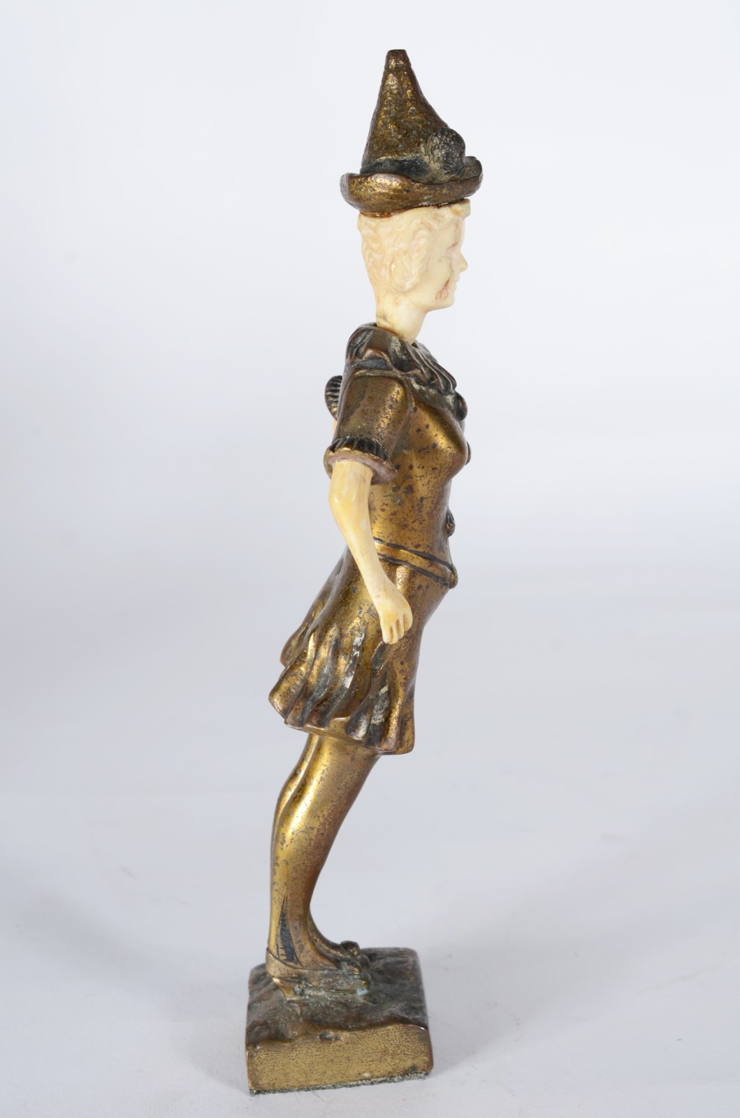 Escultura de bronze representando jovem de vestido e chapéu, detalhes... - foto 6 de 8