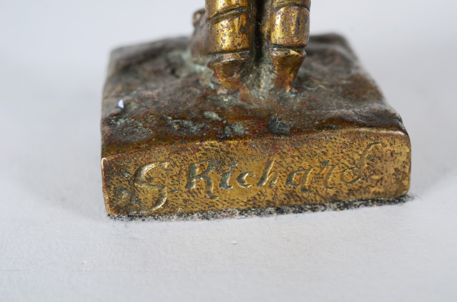 Escultura de bronze representando jovem de vestido e chapéu, detalhes... - foto 7 de 8