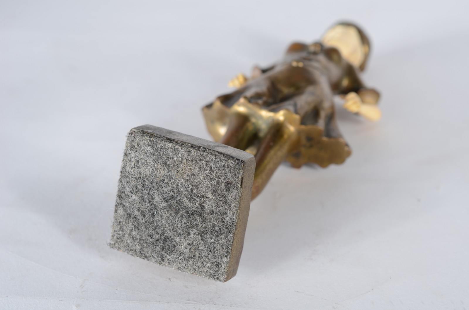 Escultura de bronze representando jovem de vestido e chapéu, detalhes... - foto 8 de 8