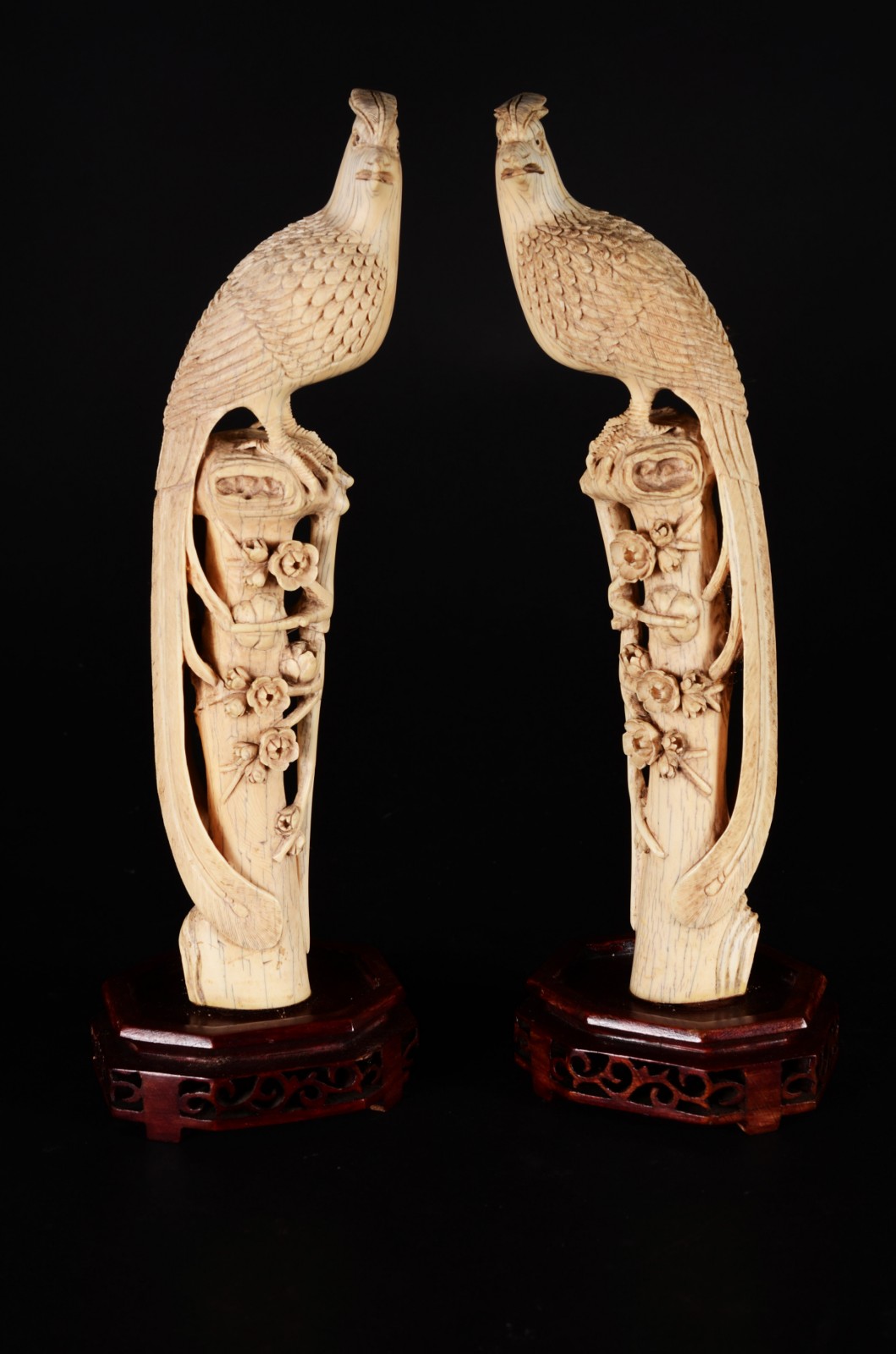 Par de belas esculturas esculpidas em marfim oriental representando... - foto 1 de 7