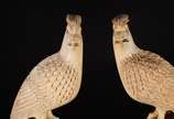 Par de belas esculturas esculpidas em marfim or... - Par de belas esculturas esculpidas em marfim oriental representando aves do paraíso, bases de madeira.