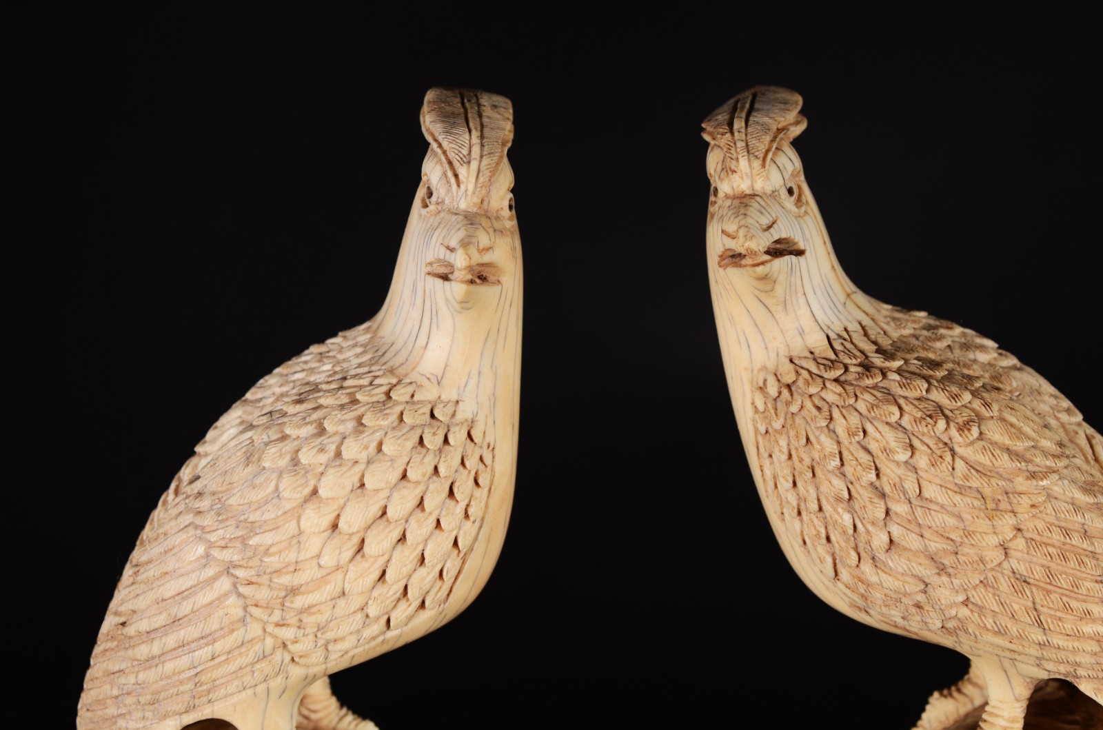 Par de belas esculturas esculpidas em marfim oriental representando... - foto 2 de 7