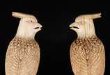 Par de belas esculturas esculpidas em marfim or... - Par de belas esculturas esculpidas em marfim oriental representando aves do paraíso, bases de madeira.