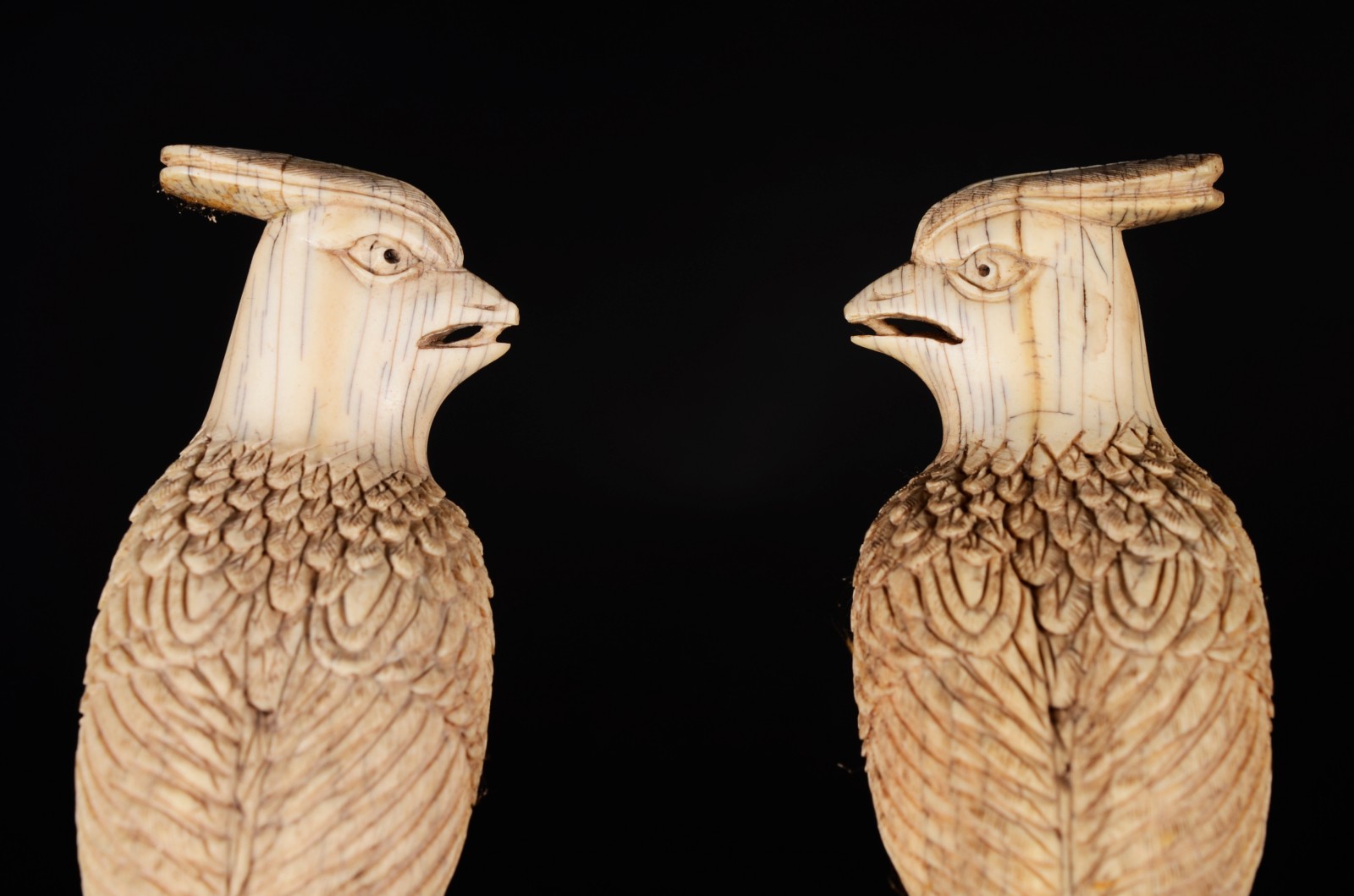 Par de belas esculturas esculpidas em marfim oriental representando... - foto 4 de 7
