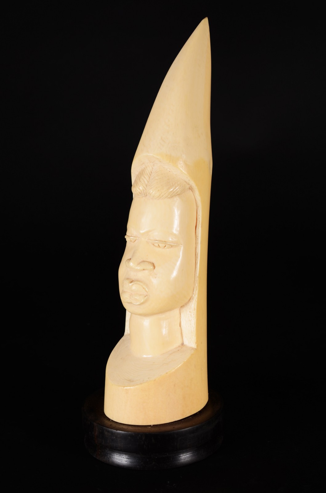 Escultura de marfim representando "cabeça feminina". - foto 1 de 5