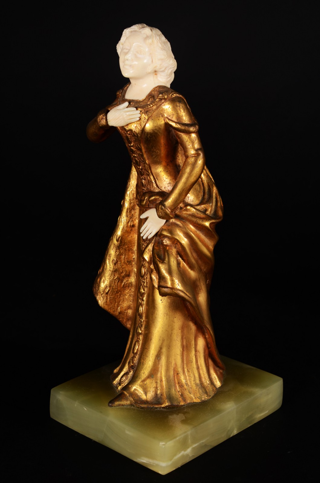 Escultura de bronze representando Dama com trajes medievais, rosto e... - foto 2 de 8