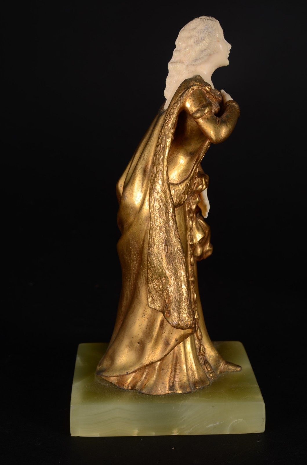 Escultura de bronze representando Dama com trajes medievais, rosto e... - foto 3 de 8