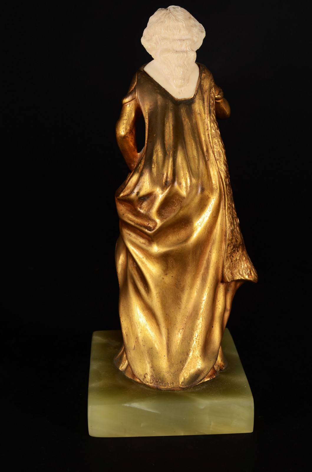 Escultura de bronze representando Dama com trajes medievais, rosto e... - foto 4 de 8