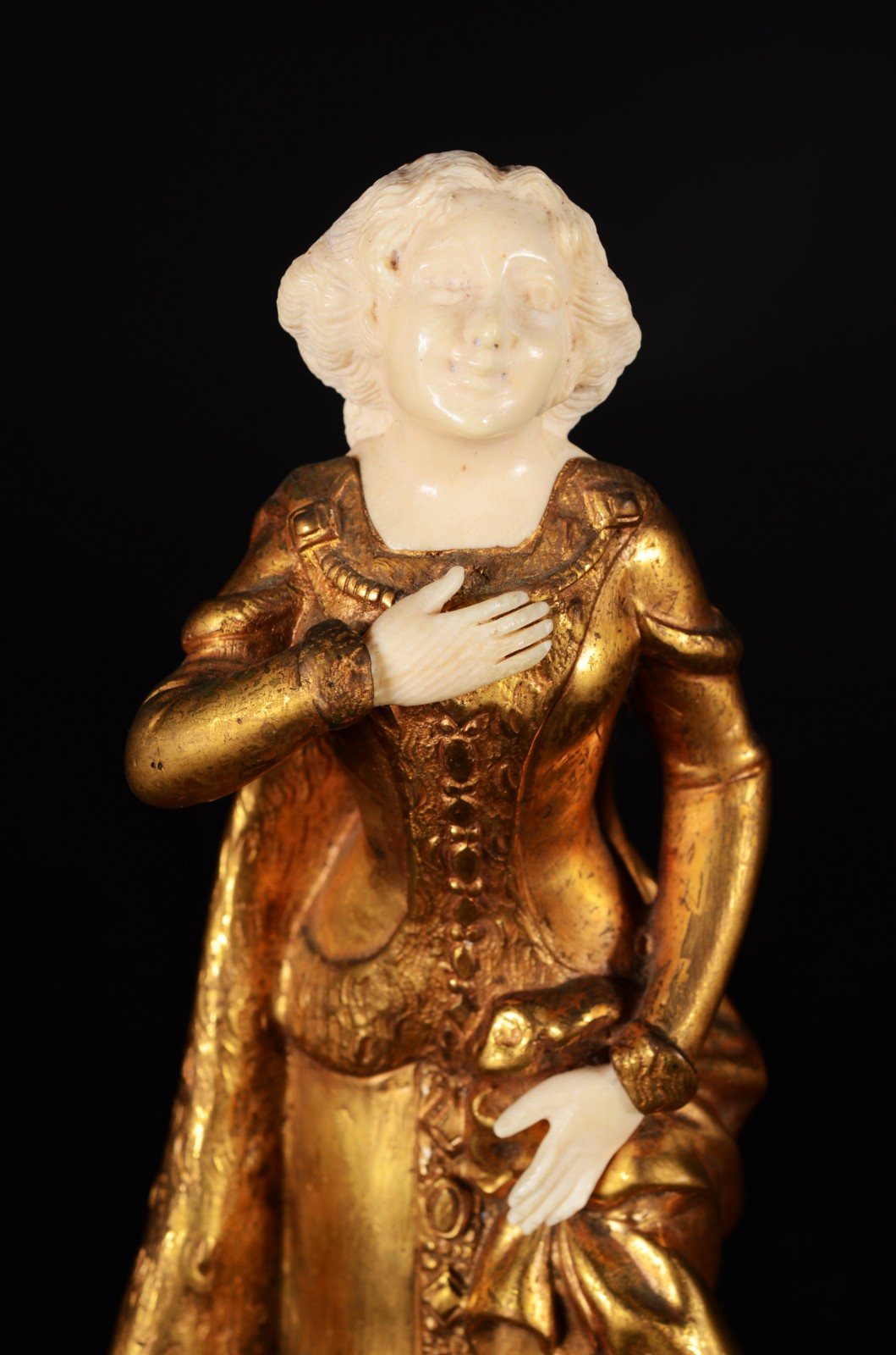 Escultura de bronze representando Dama com trajes medievais, rosto e... - foto 5 de 8