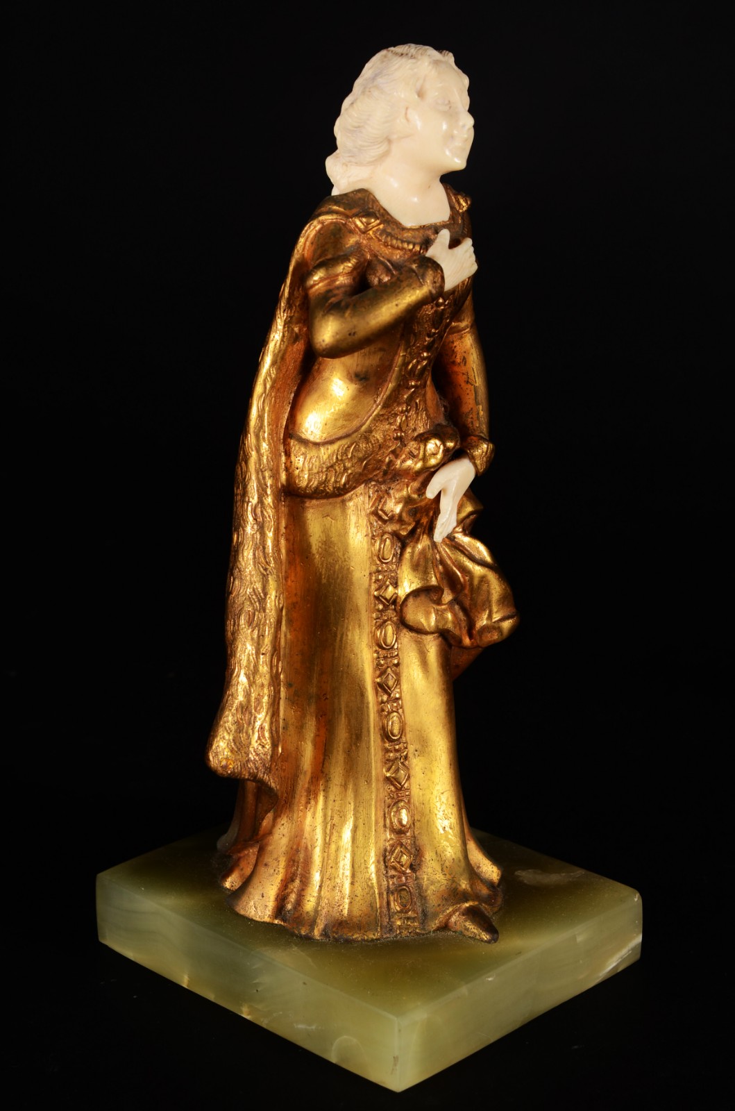 Escultura de bronze representando Dama com trajes medievais, rosto e... - foto 6 de 8