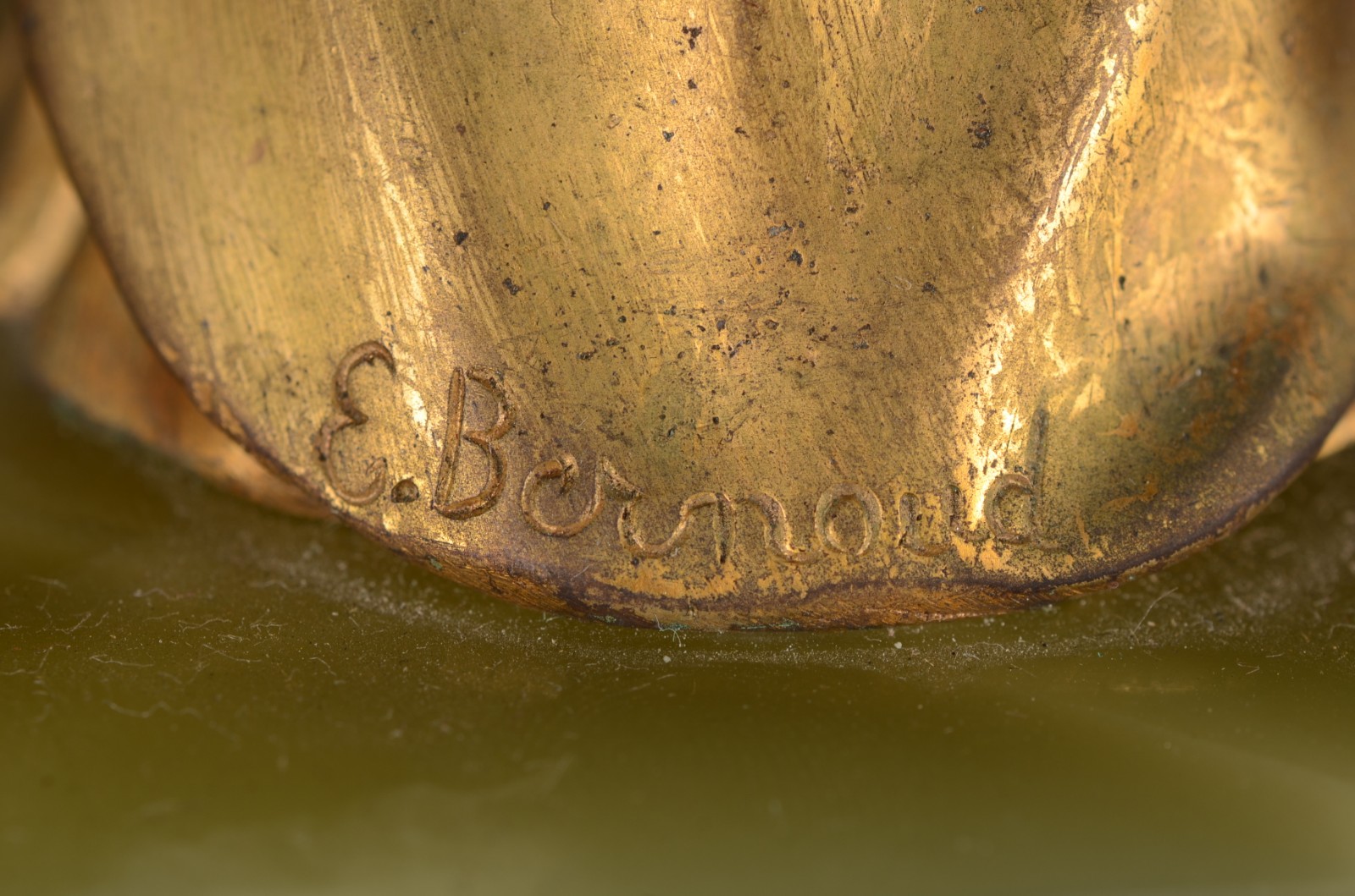 Escultura de bronze representando Dama com trajes medievais, rosto e... - foto 7 de 8
